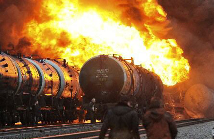 巴基斯坦一火车与油罐车相撞 现场画面火光冲天太惨烈
