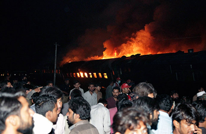 巴基斯坦一火车与油罐车相撞 现场画面火光冲天太惨烈