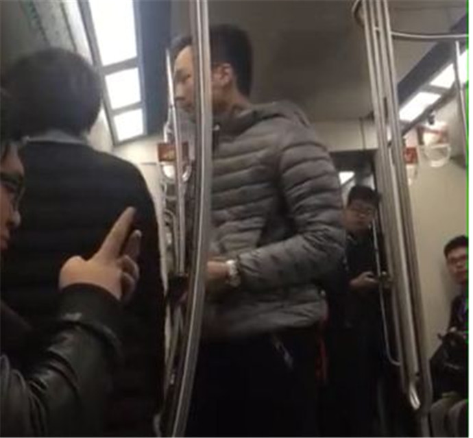 男子地铁辱骂两女