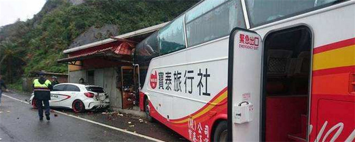 台湾巴士冲入民宅