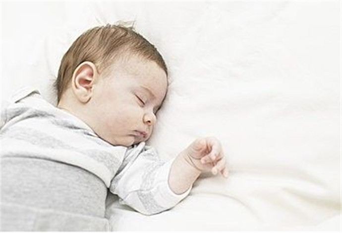 婴儿盖40万睡觉