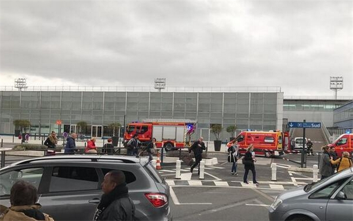 巴黎机场枪击事件