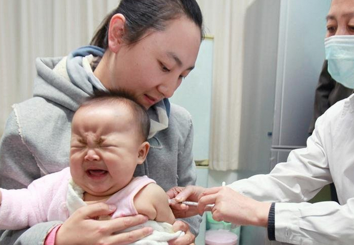 幼儿被超量打疫苗