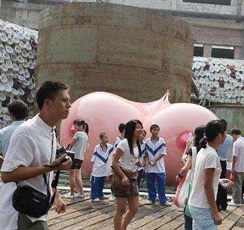 广东街头惊现巨乳雕像