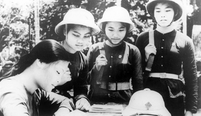越南女兵不穿内衣!越南女兵