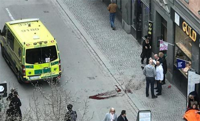 瑞典卡车冲撞行人