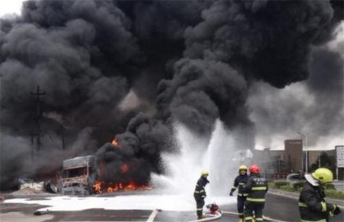 油罐车货车相撞起火