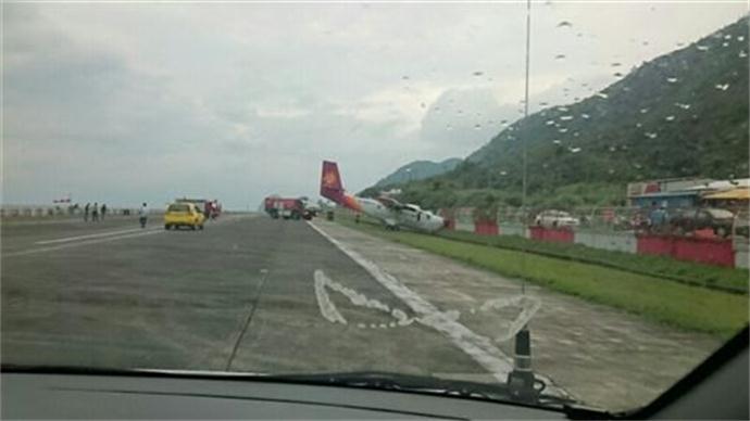 台湾客机冲出跑道