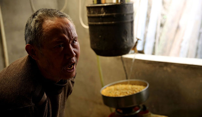 62岁盲人做豆腐养家