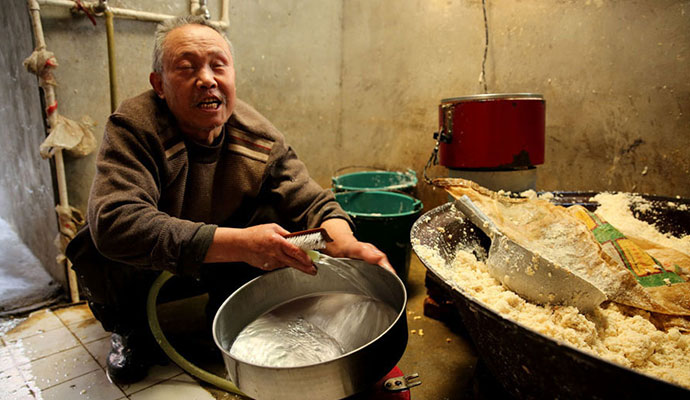 62岁盲人做豆腐养家
