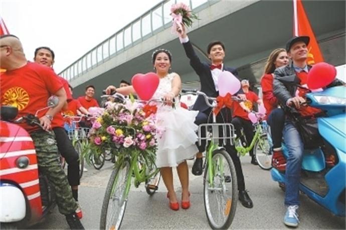 骑共享单车迎娶新娘