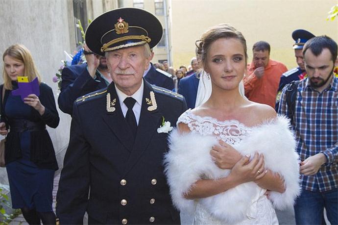 84岁俄罗斯演员娶24岁娇妻