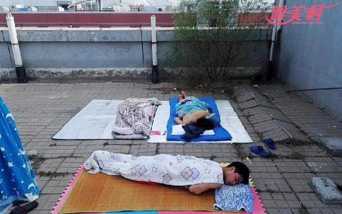 大学生睡楼顶避暑