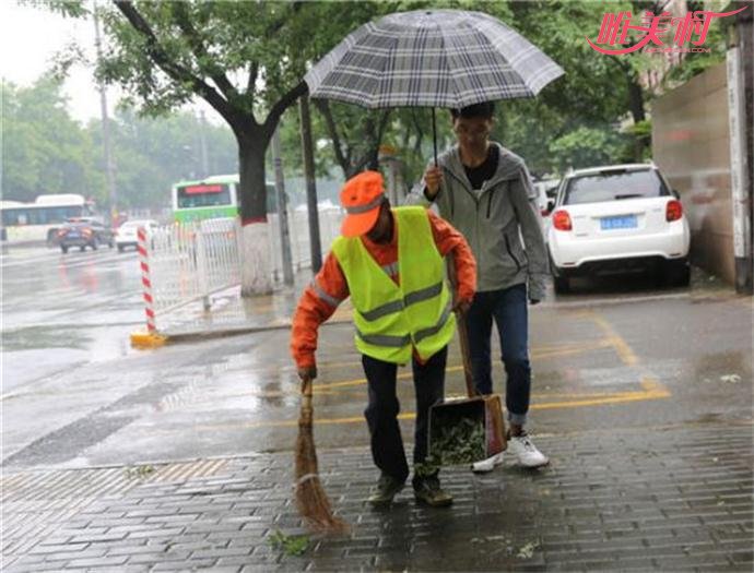 大学生为保洁撑伞