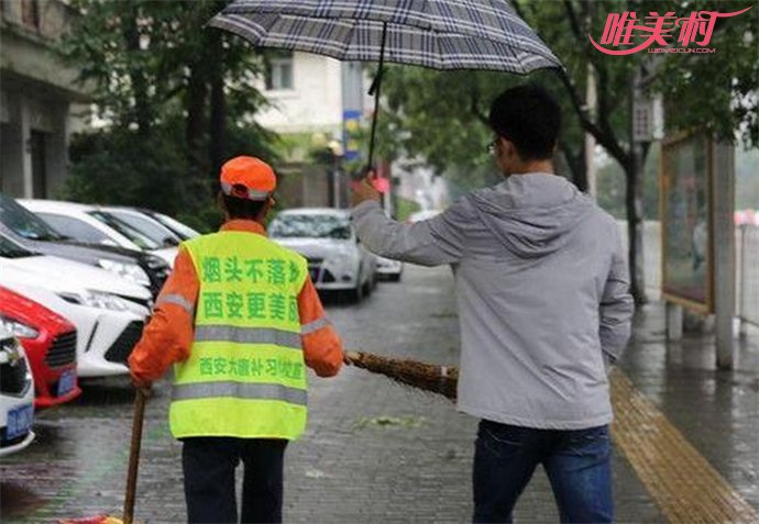 大学生为保洁撑伞