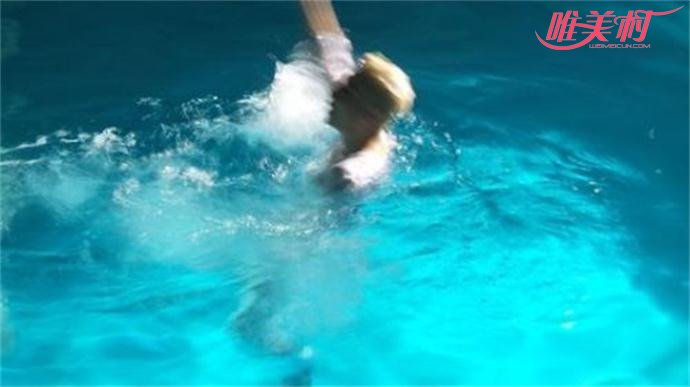 女子泳池拍水溺亡