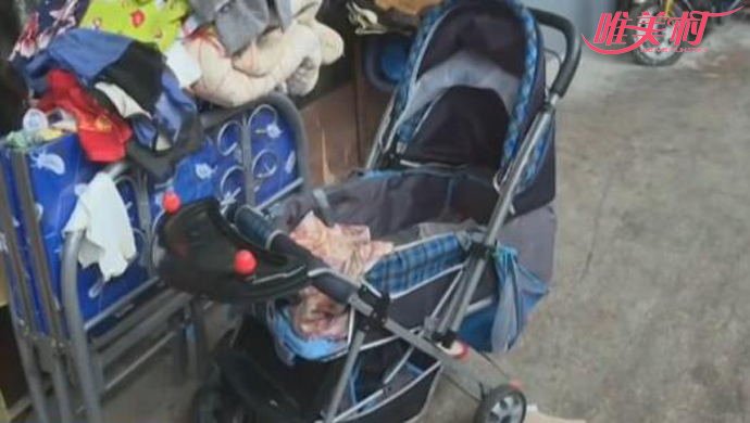 坐婴儿车的男婴被遗忘在菜市场