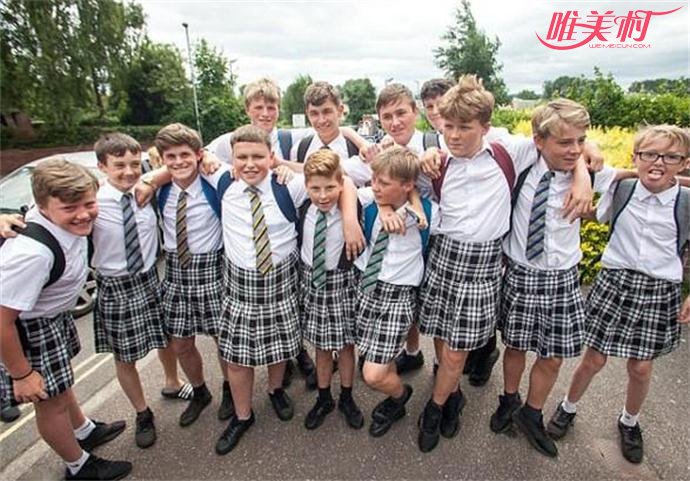 英男生穿裙子上学