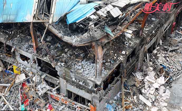 郑州商场大火后坍塌