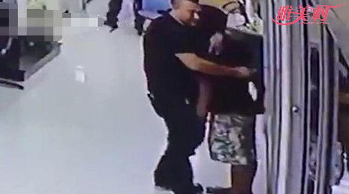 男子持刀闯警局视频截图