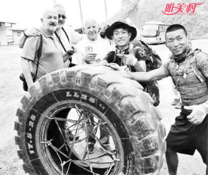 云南小伙滚着轮胎去西藏