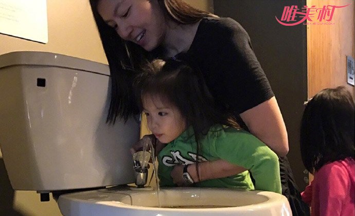 林熙蕾竟带女儿喝马桶水