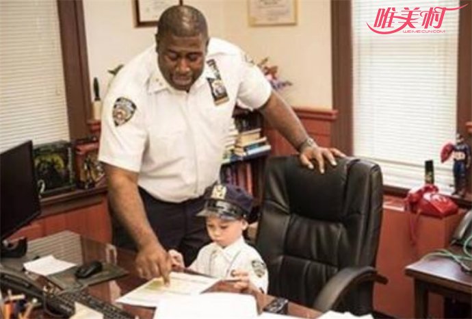 小男孩当警局局长