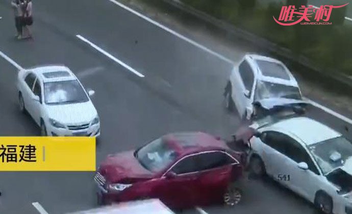 男女横穿高速造成多车连撞
