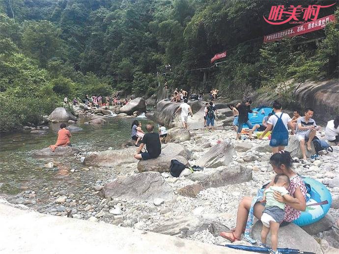 桂林一峡谷突发山洪前游客正在游玩