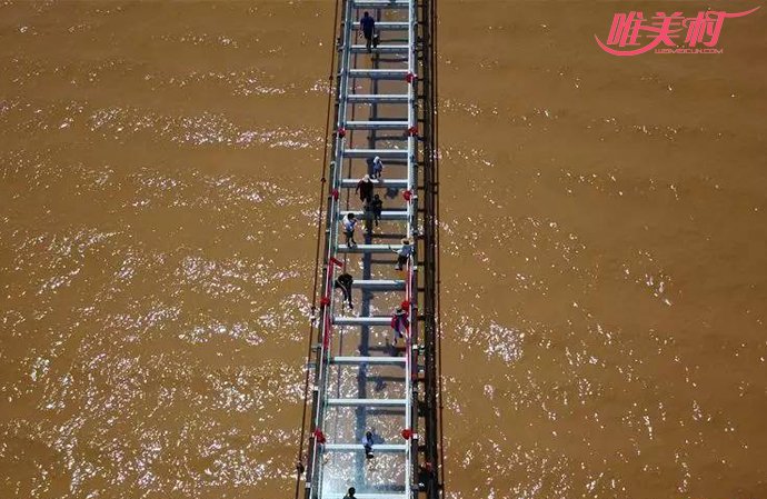 游客走在黄河玻璃桥上