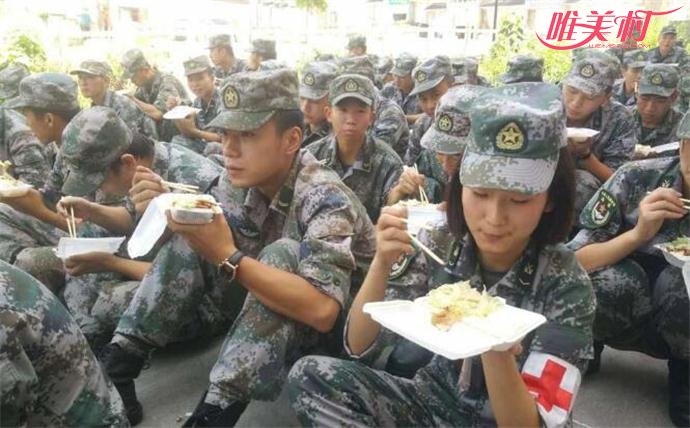 救援官兵正在吃饭