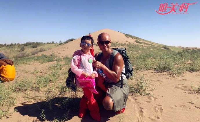 乐嘉带4岁女儿穿越沙漠