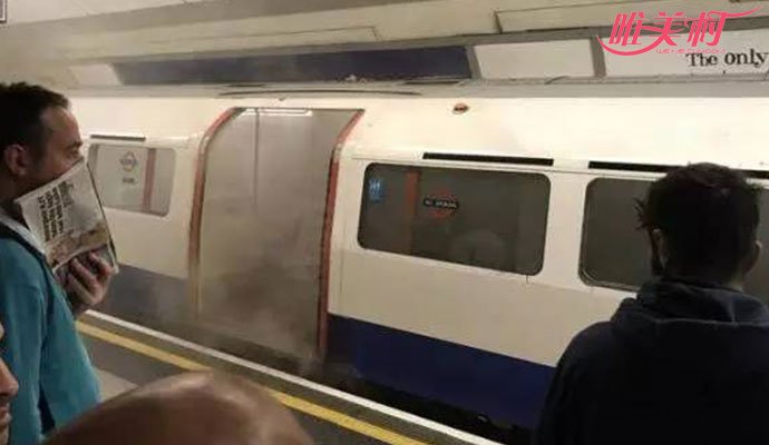 伦敦一列地铁起火