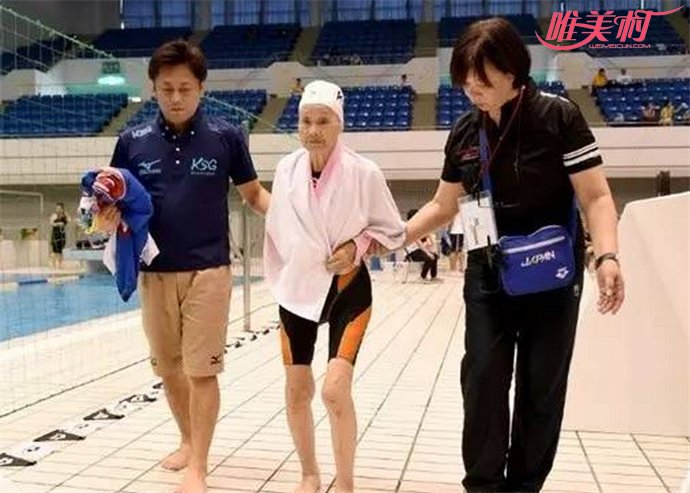 103岁奶奶能游泳1500米