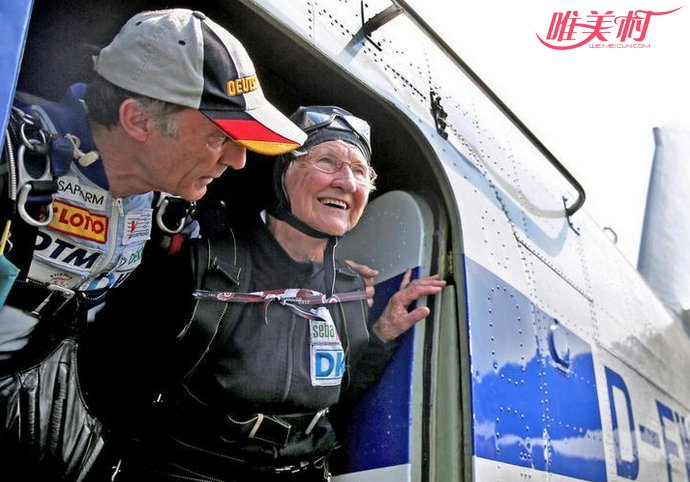 90岁老人生日跳伞