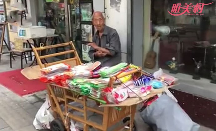 107岁老人卖鞋垫成网红