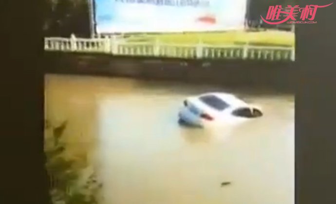 上海一轿车失控冲入河道
