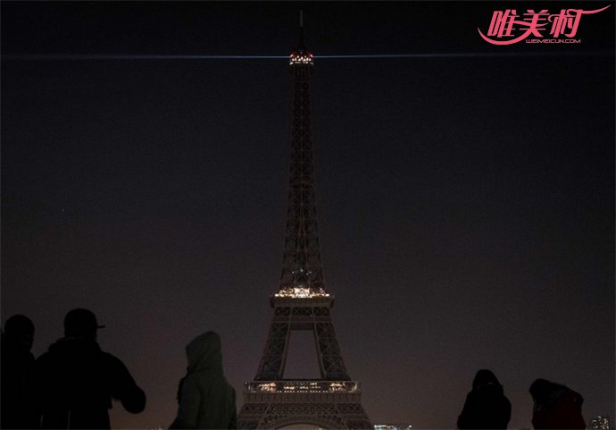 法国艾菲尔铁塔熄灯