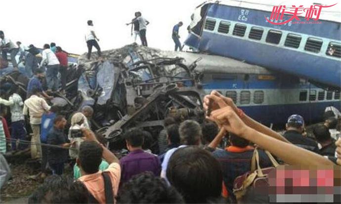 印度北方邦火车脱轨事故现场