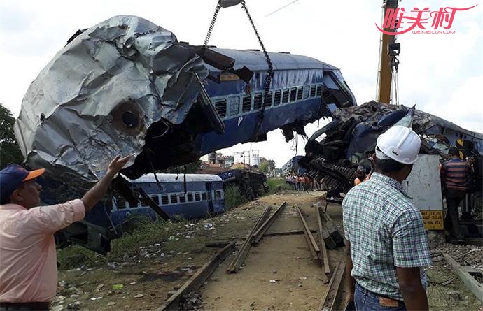 印度北方邦火车脱轨事故现场