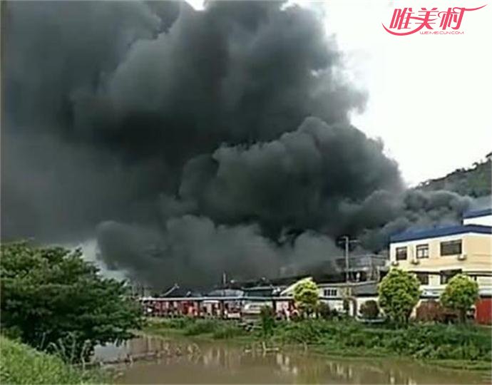 杭州萧山机场附近发生火情现场黑烟滚滚