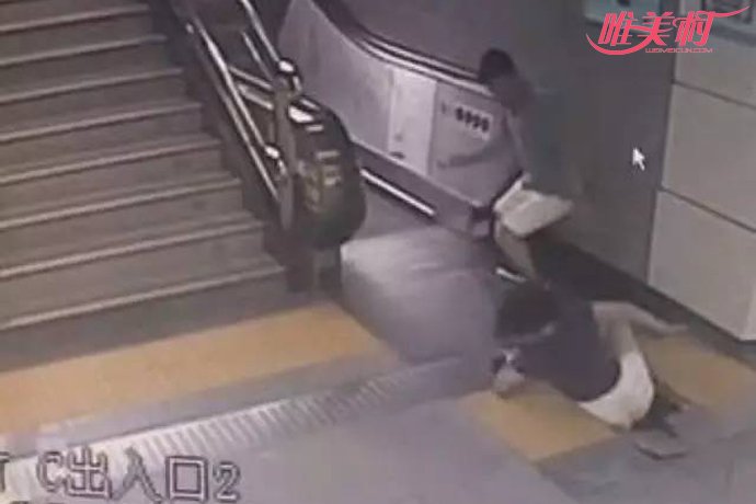 女子因电梯前盖板处塌陷坠落