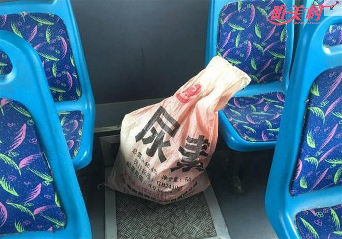 女子用蛇皮袋携巨款出游却落在公交车上