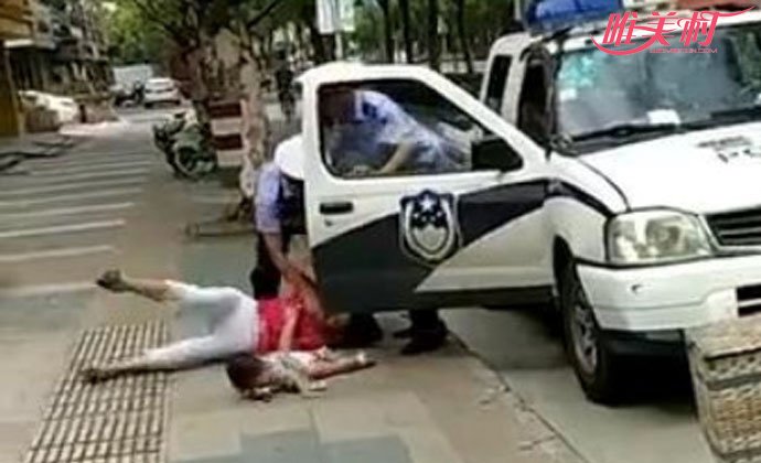 警察制服绊摔抱娃女子