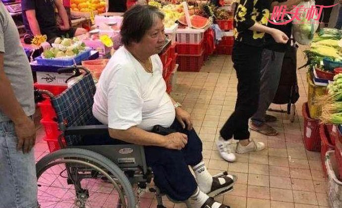 洪金宝坐轮椅去市场买菜