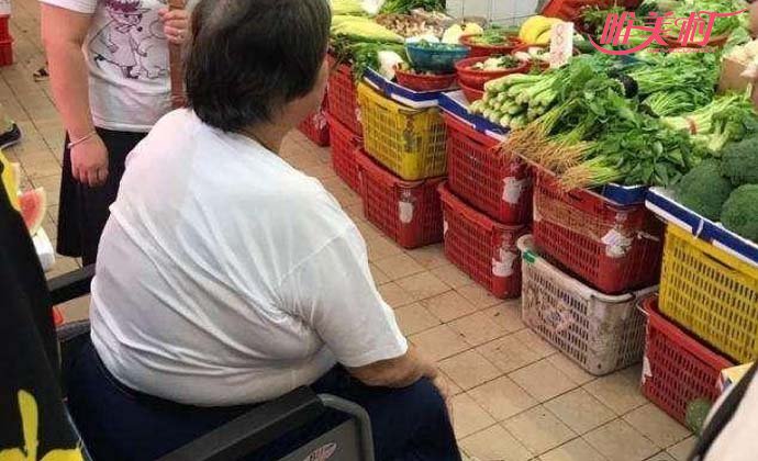 洪金宝坐轮椅去市场买菜