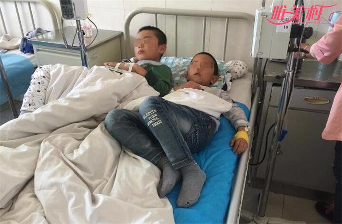 突发身体不适的2名小学生躺在病床上