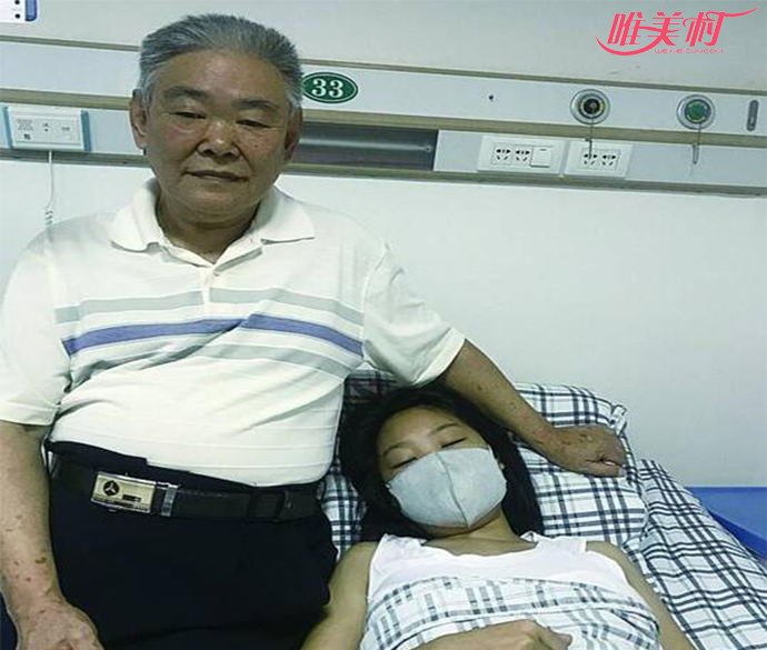 杨锐的爷爷一直在医院陪伴着她