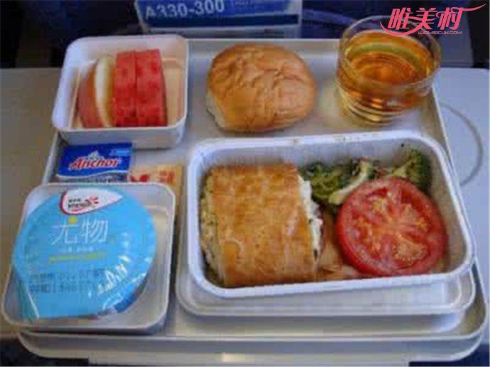 男子飞机上吃过期10年餐