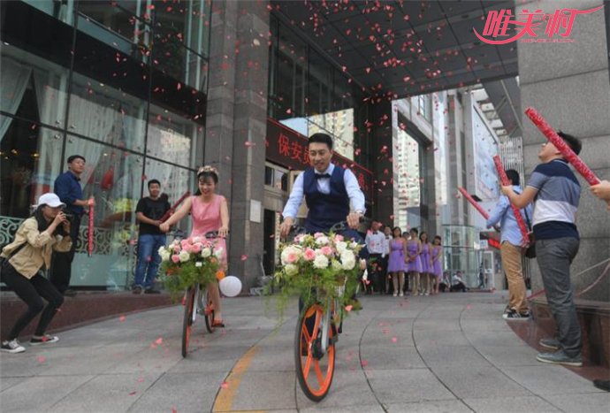 小伙骑共享单车娶新娘